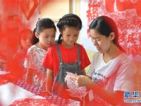  河北磁县：学剪纸过暑假