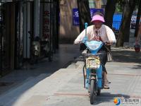 高温炙烤 市民“全副武装”出行