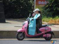 高温炙烤 市民“全副武装”出行