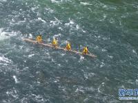  福建宁德：“独木冲浪”秀绝技