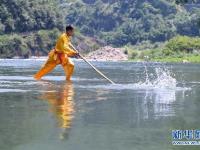  福建宁德：“独木冲浪”秀绝技