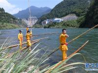  福建宁德：“独木冲浪”秀绝技