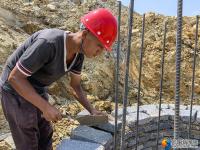 建筑工人：用汗水谱写产业项目建设之歌