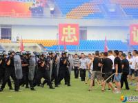 组图|“三警”大比武 沙场秋点兵