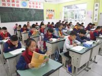  四川汶川：灾区小学按期开学