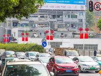 市区大街小巷盛装喜迎国庆