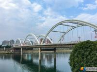 一江碧水映古城