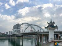 一江碧水映古城