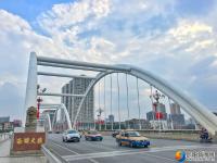 一江碧水映古城