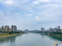 一江碧水映古城