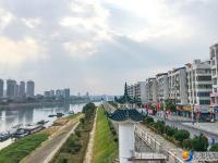 一江碧水映古城