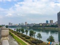 一江碧水映古城