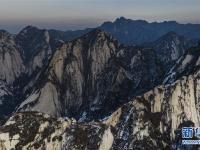  晚霞中的西岳华山