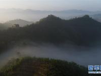 河北遵化：晨雾长城