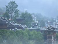 湖北恩施：亭台楼阁烟雨中