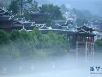 湖北恩施：亭台楼阁烟雨中