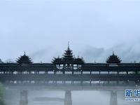 湖北恩施：亭台楼阁烟雨中