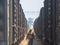 浙江杭州：高温天里的调车员