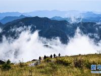 
云起峰峦间 紫柏山如画
