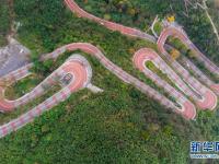 彩装扮靓盘山路
