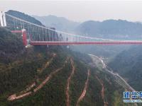 彩装扮靓盘山路