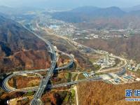 伏牛山区的高速路