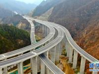 伏牛山区的高速路