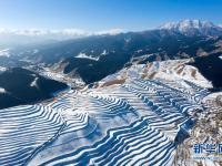 甘肃天祝：雪落梯田景色美