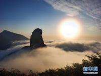 梵净山现夕阳云海景观