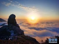 梵净山现夕阳云海景观