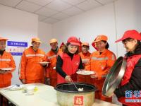 爱心饺子情暖环卫工
