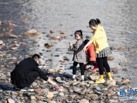 兰州：黄河春暖引游人
