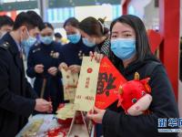重庆：火车站里猜灯谜
