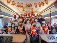 歌舞相伴温暖旅客回家路
