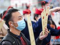 重庆：火车站里猜灯谜
