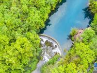 贵州荔波：绿水青山引客来
