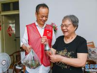 浙江慈溪：志愿者爱心迎端午
