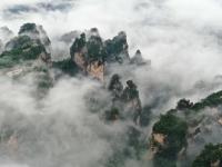 云起峰林间