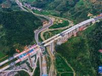 漳武高速公路首座大跨度桥梁合龙