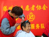 志愿者日 爱心涌动
