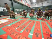 贵阳：书画家进军营 挥毫泼墨送祝福
