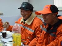 团圆饭温暖留守环卫工人
