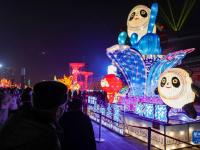 灯会扮靓假日夜空
