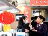 文艺表演进车厢
