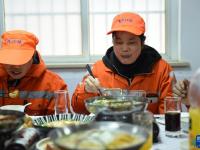 团圆饭温暖留守环卫工人

