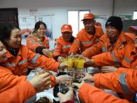 团圆饭温暖留守环卫工人
