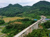 贵南高铁加紧建设施工

