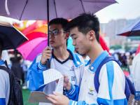 雨中的毕业典礼
