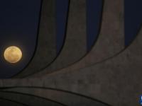 “超级月亮”现夜空
