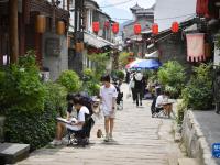 新华全媒+丨秦岭清凉小城旅游热